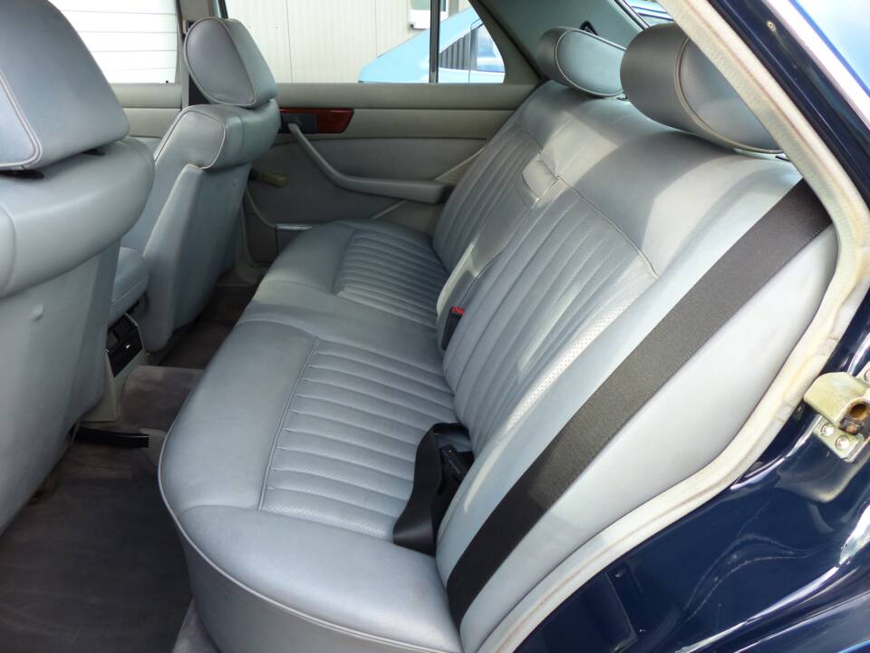 Imagen 10/16 de Mercedes-Benz 300 SE (1987)