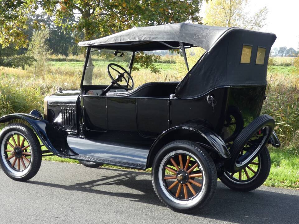 Image 19/41 of Ford Model T Touring (1925)