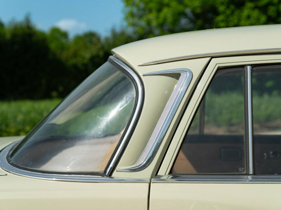Image 24/50 of Mercedes-Benz 200 (1966)