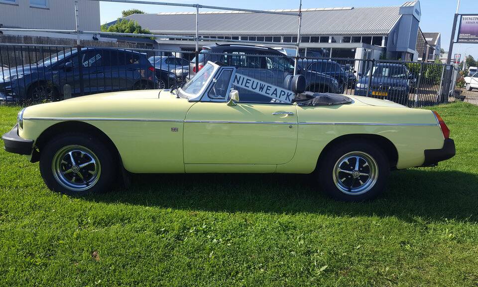 Image 7/8 of MG MGB (1976)