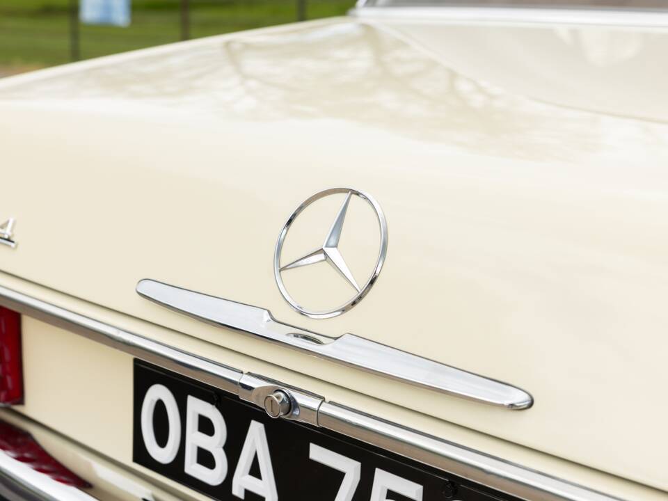 Afbeelding 7/40 van Mercedes-Benz 230 (1976)