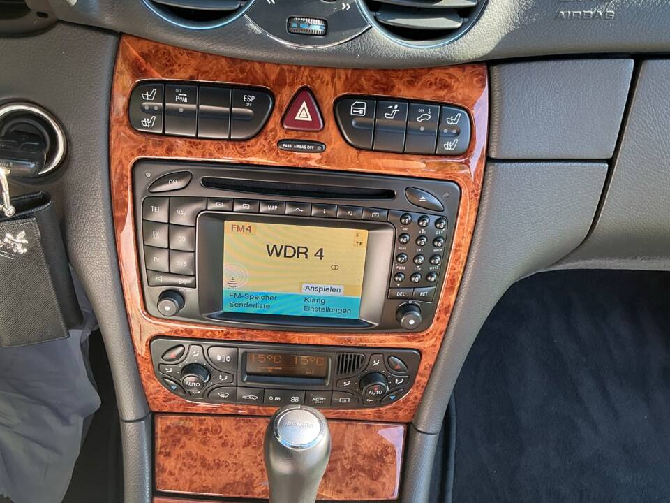 Immagine 18/41 di Mercedes-Benz CLK 320 (2003)