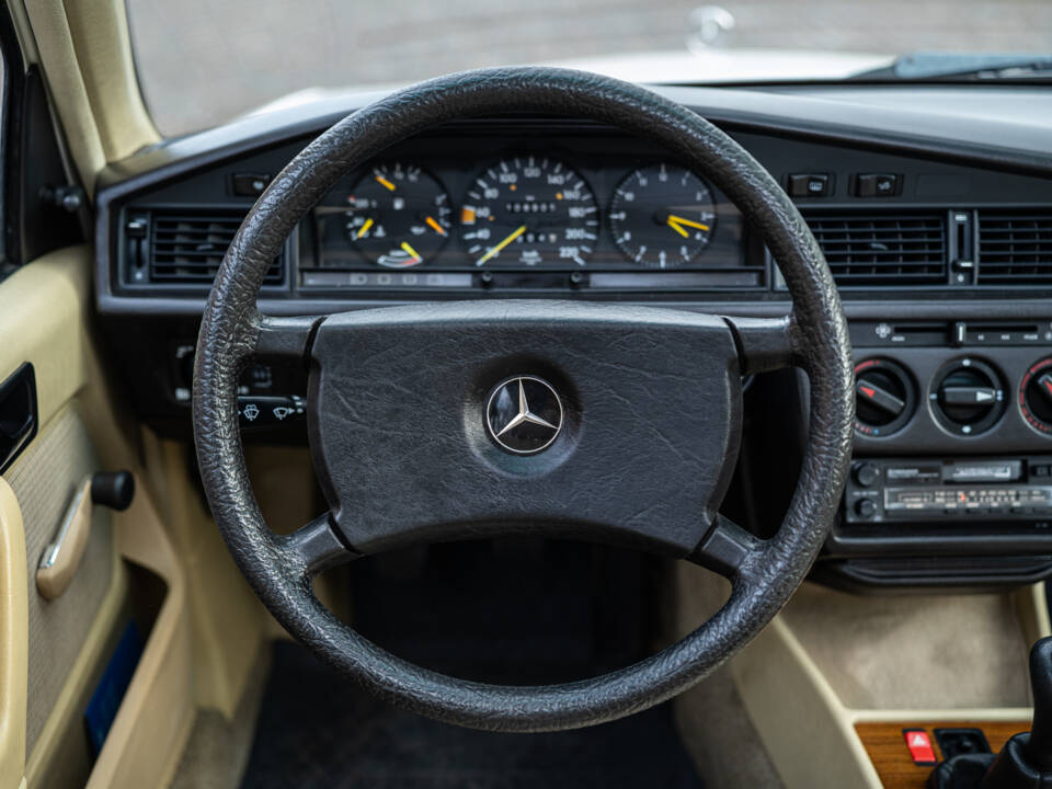 Image 24/42 de Mercedes-Benz 190 E (1984)