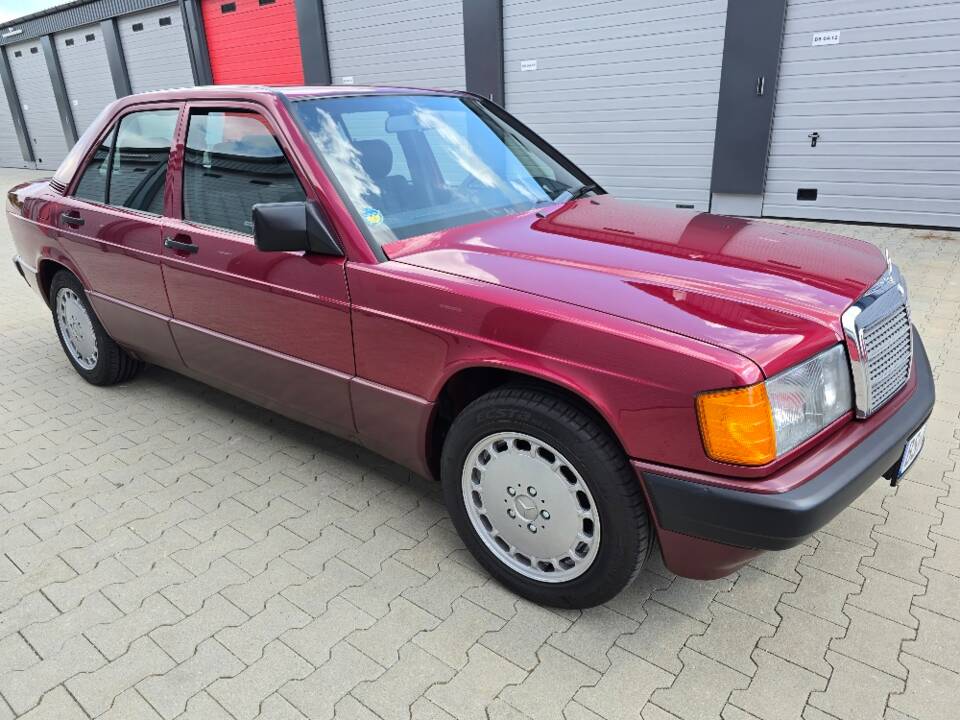 Imagen 31/69 de Mercedes-Benz 190 E 1.8 (1991)