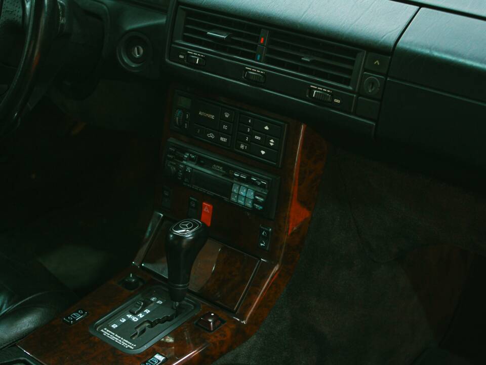 Image 46/50 of Mercedes-Benz SL 320 (1995)