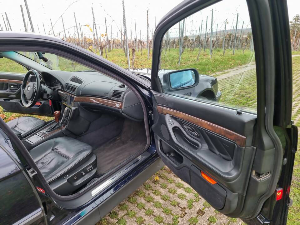 Image 38/58 of BMW 750i (1997)