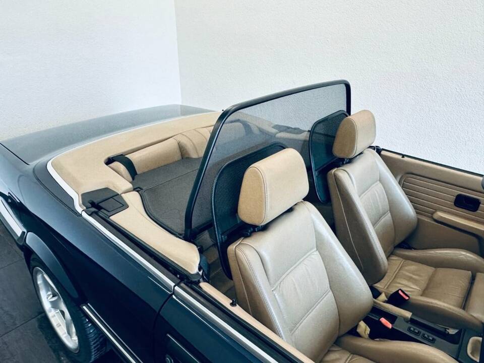 Image 21/29 de BMW 325i (1989)