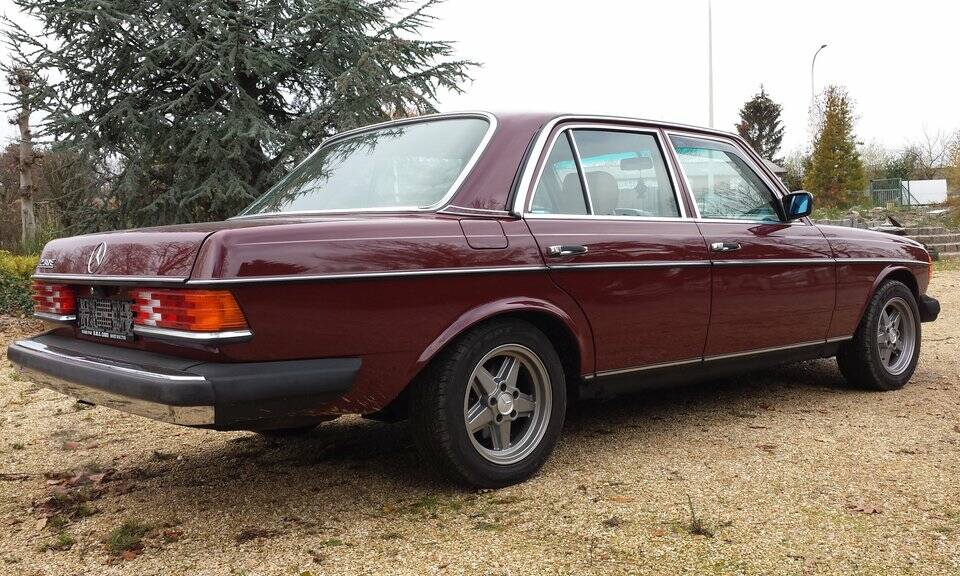 Image 3/8 of Mercedes-Benz 230 E (1983)