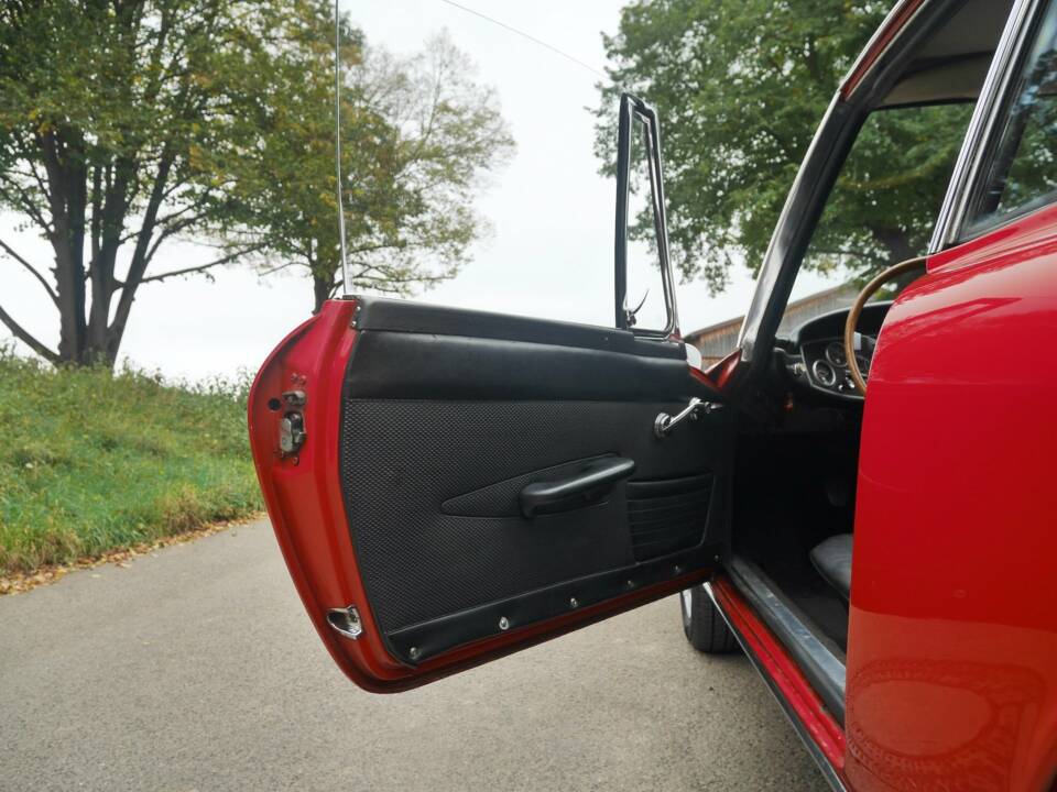 Image 15/38 of BMW 1600 GT (1968)