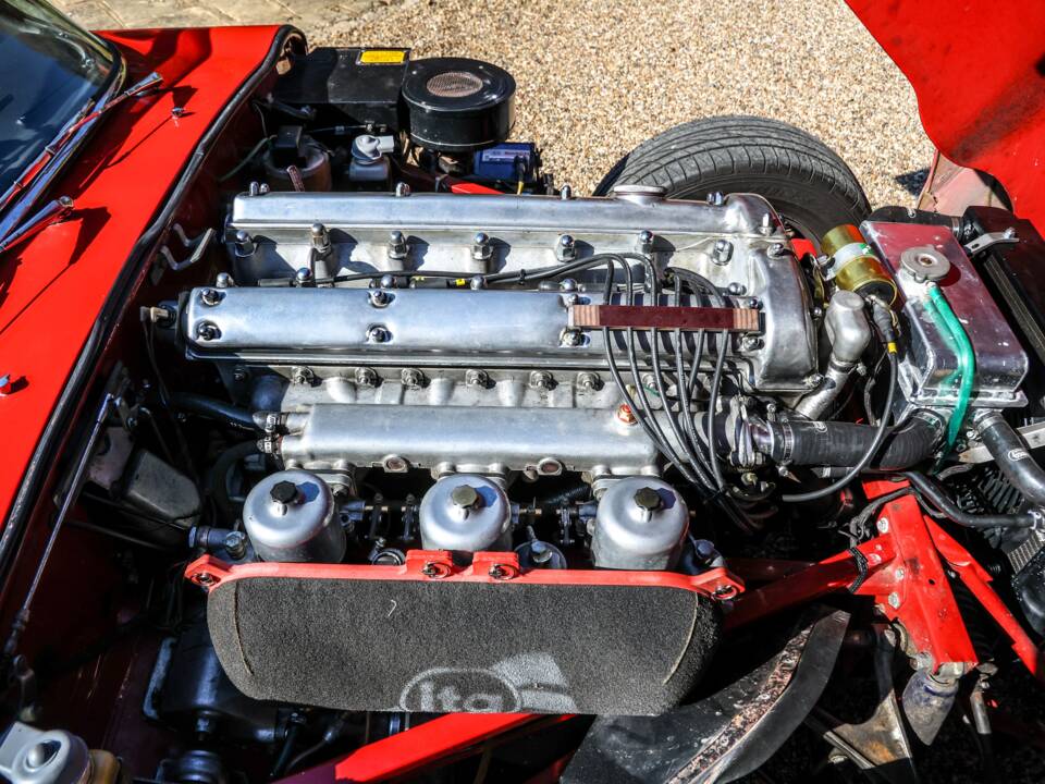 Image 25/41 de Jaguar E-Type (1968)