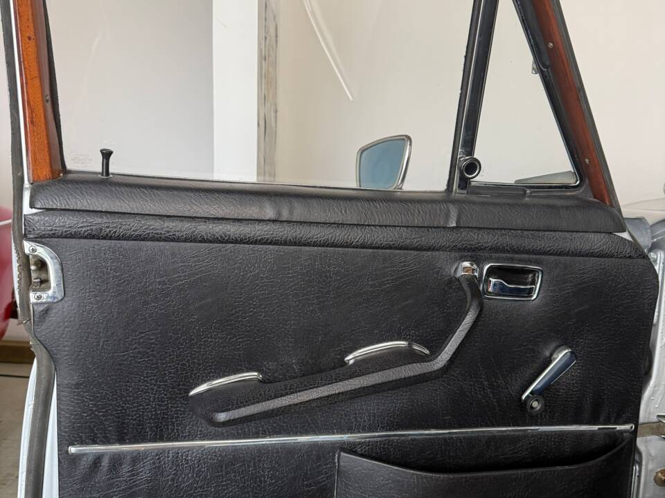 Immagine 15/27 di Mercedes-Benz 280 SE (1971)