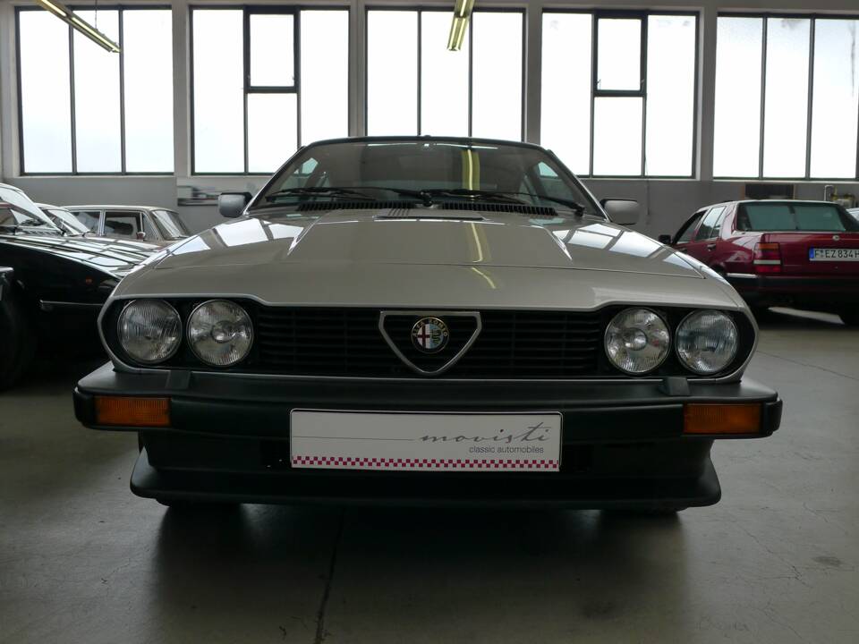Bild 25/42 von Alfa Romeo GTV6 3.0 (1985)