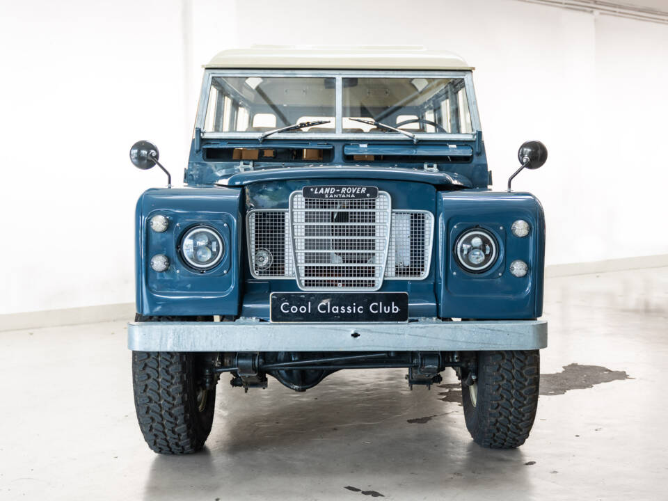 Image 2/31 of Land Rover 109 (1980)