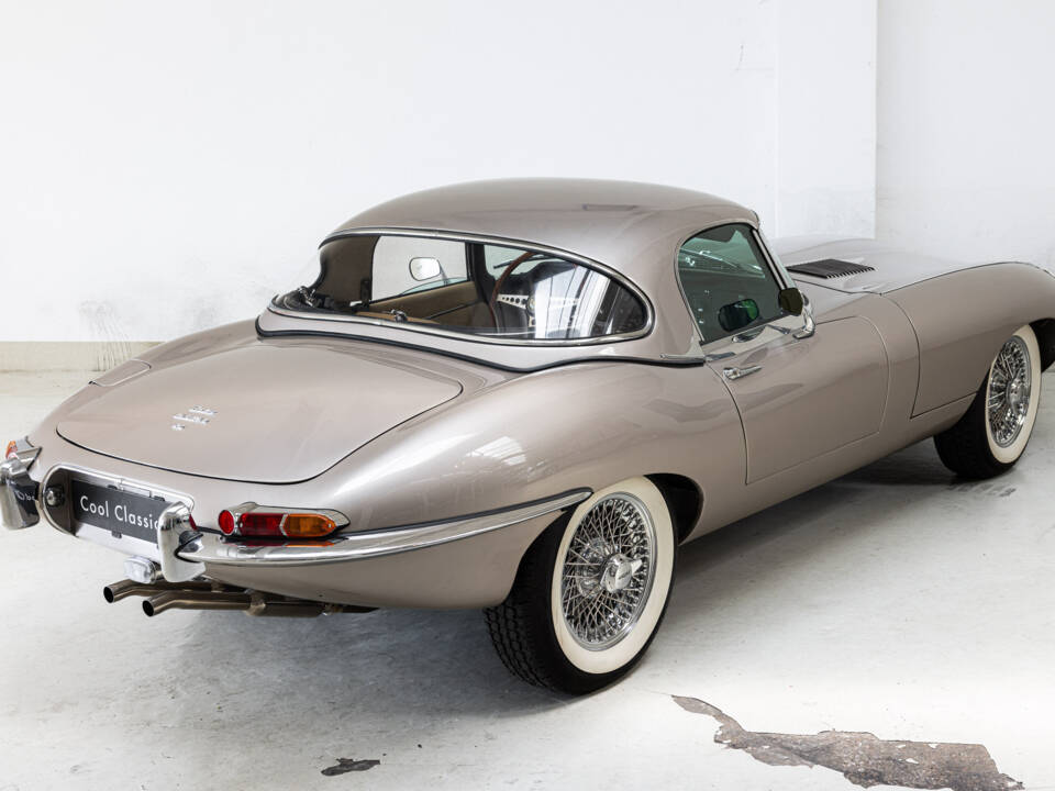 Image 8/35 de Jaguar E-Type (1968)