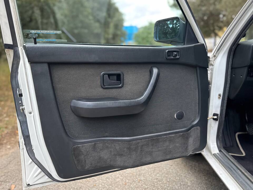 Bild 38/47 von BMW 528i (1986)