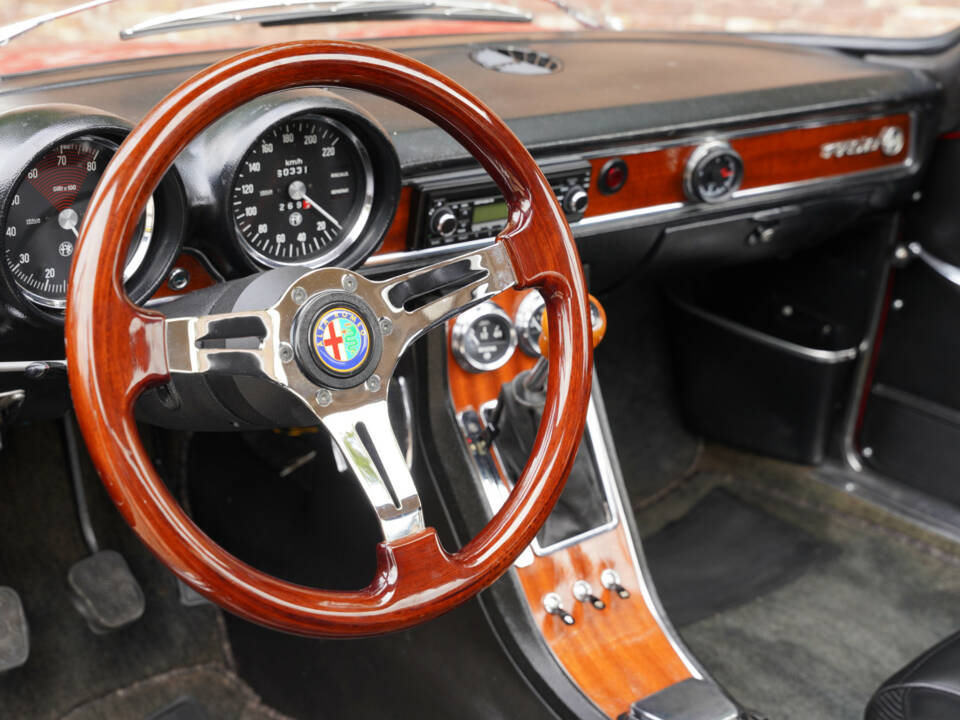 Imagen 33/50 de Alfa Romeo 1750 GT Veloce (1971)