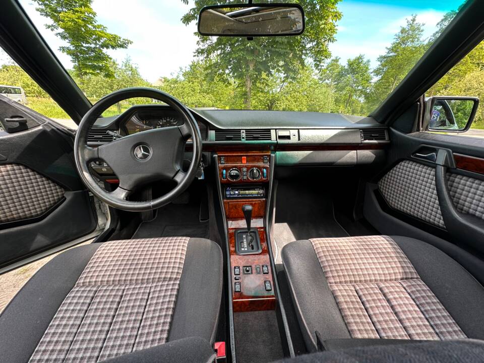 Bild 11/17 von Mercedes-Benz 230 CE (1991)