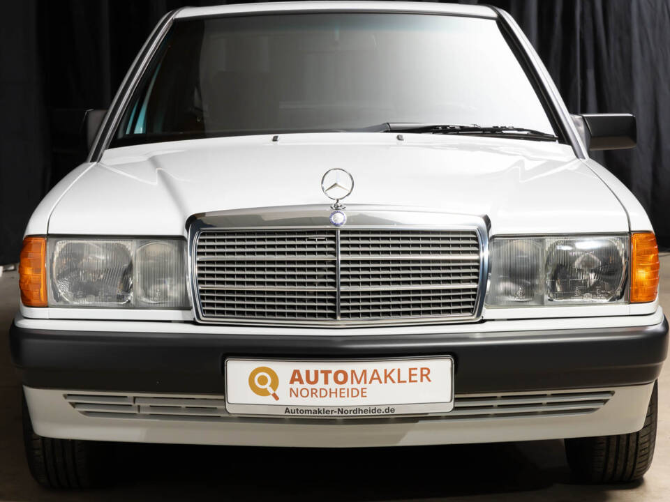 Image 33/78 de Mercedes-Benz 190 E 1.8 (1992)