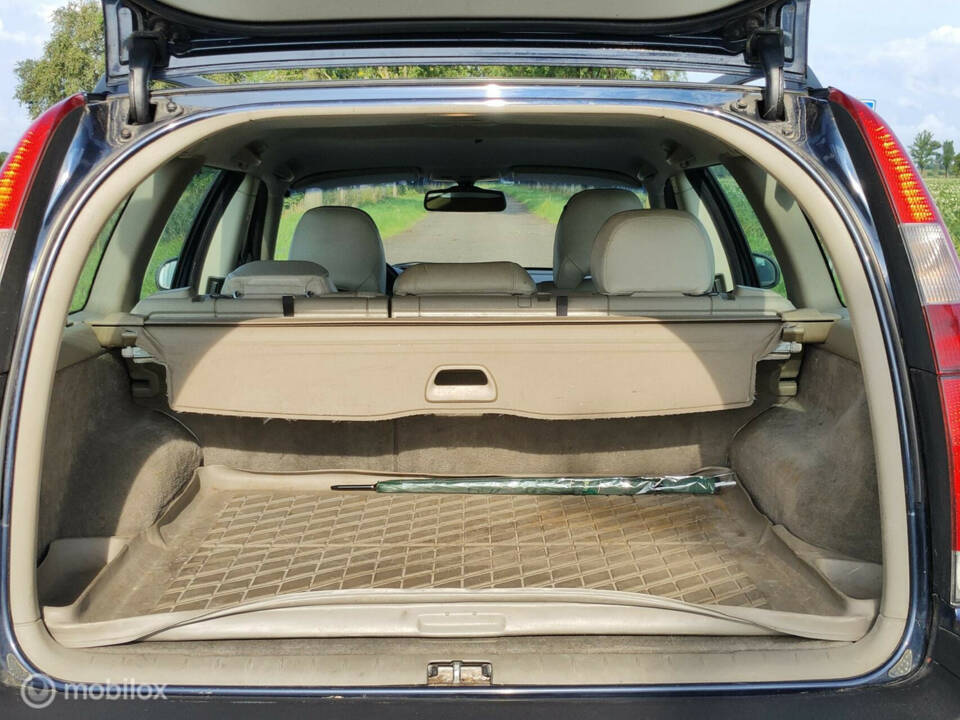 Image 7/28 of Volvo V 70 2.4 (2000)