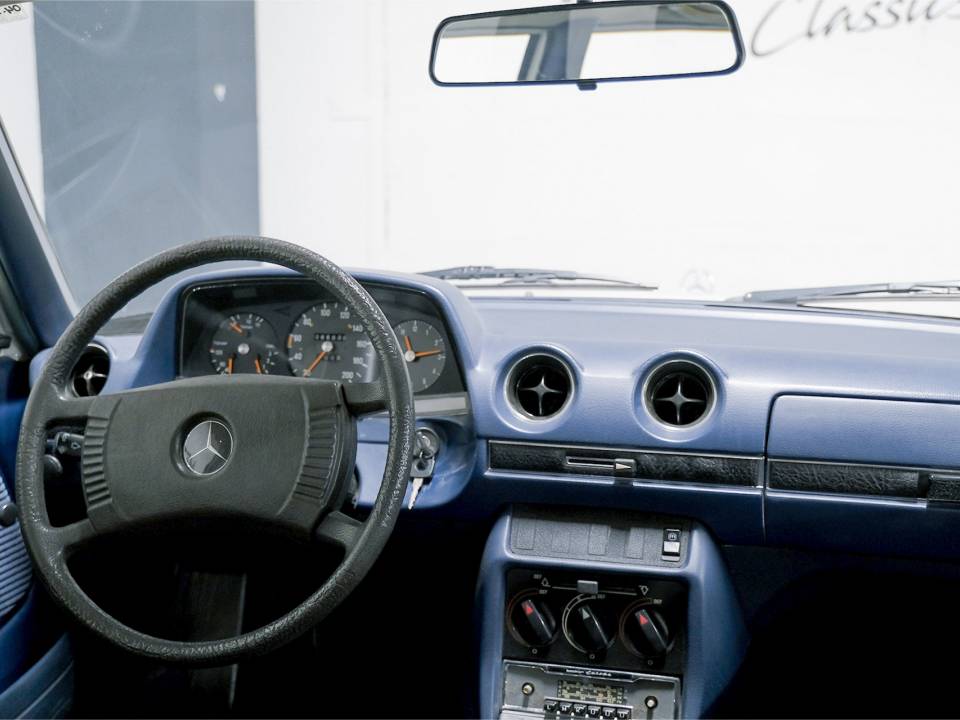 Image 20/27 of Mercedes-Benz 230 (1977)