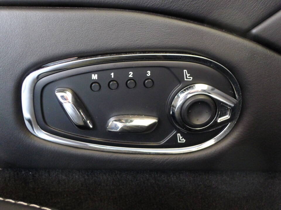 Image 17/37 of Aston Martin DB 11 V12 (2020)