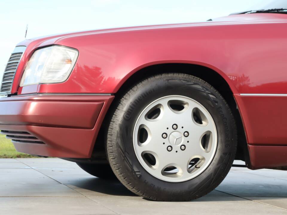Image 46/50 of Mercedes-Benz E 220 (1994)