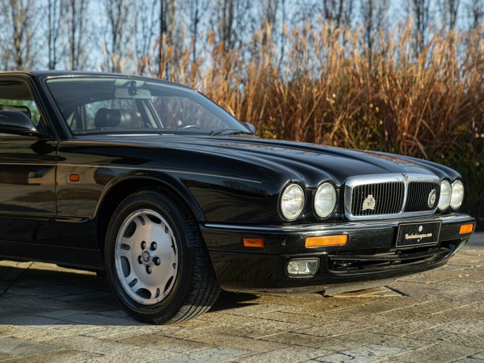 Bild 9/50 von Jaguar XJ 6 4.0 Sport (1995)