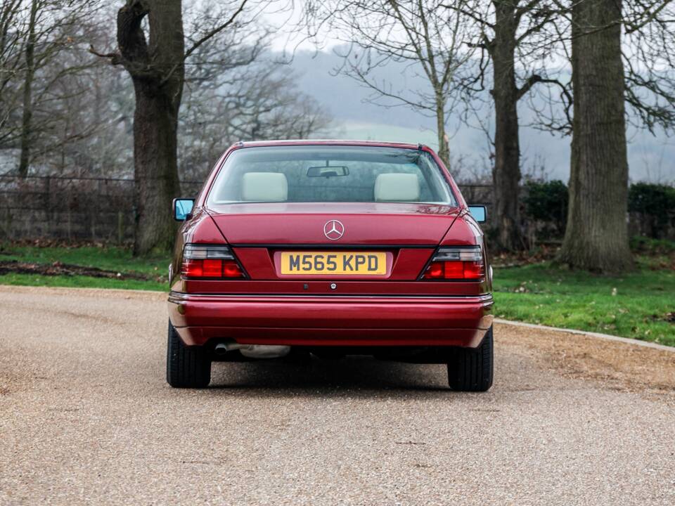 Immagine 13/47 di Mercedes-Benz E 220 (1995)