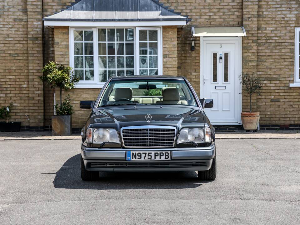 Image 6/37 of Mercedes-Benz E 320 (1995)