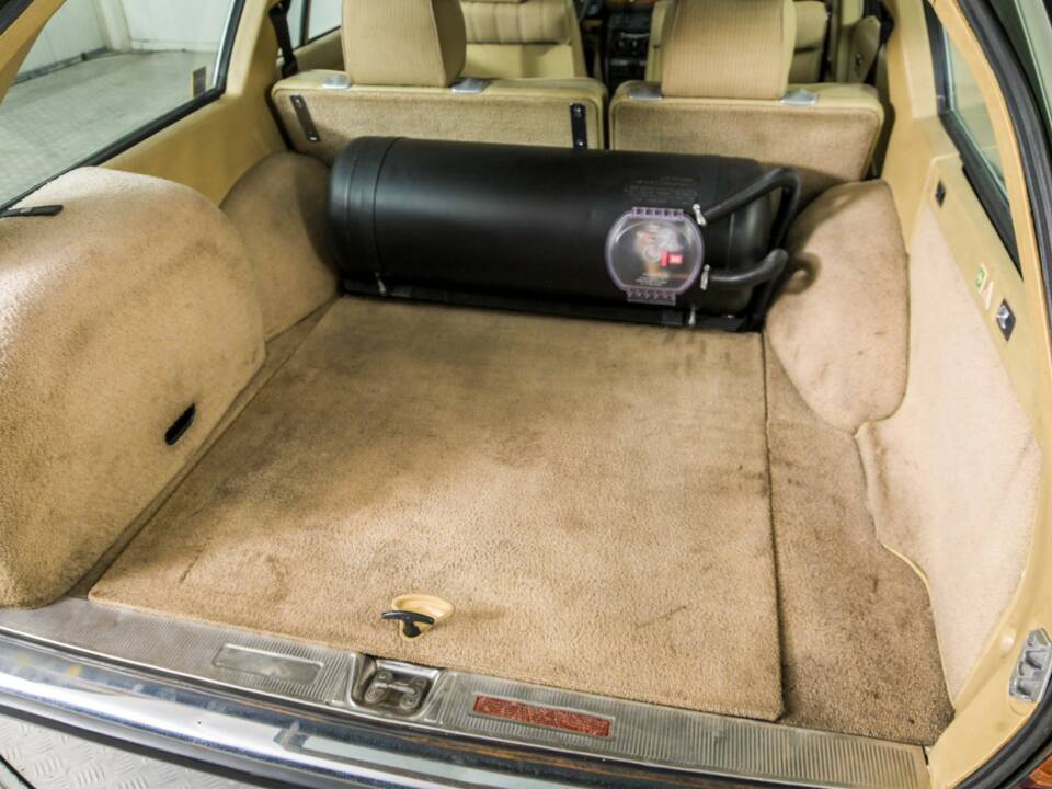 Afbeelding 43/50 van Mercedes-Benz 200 T (1982)