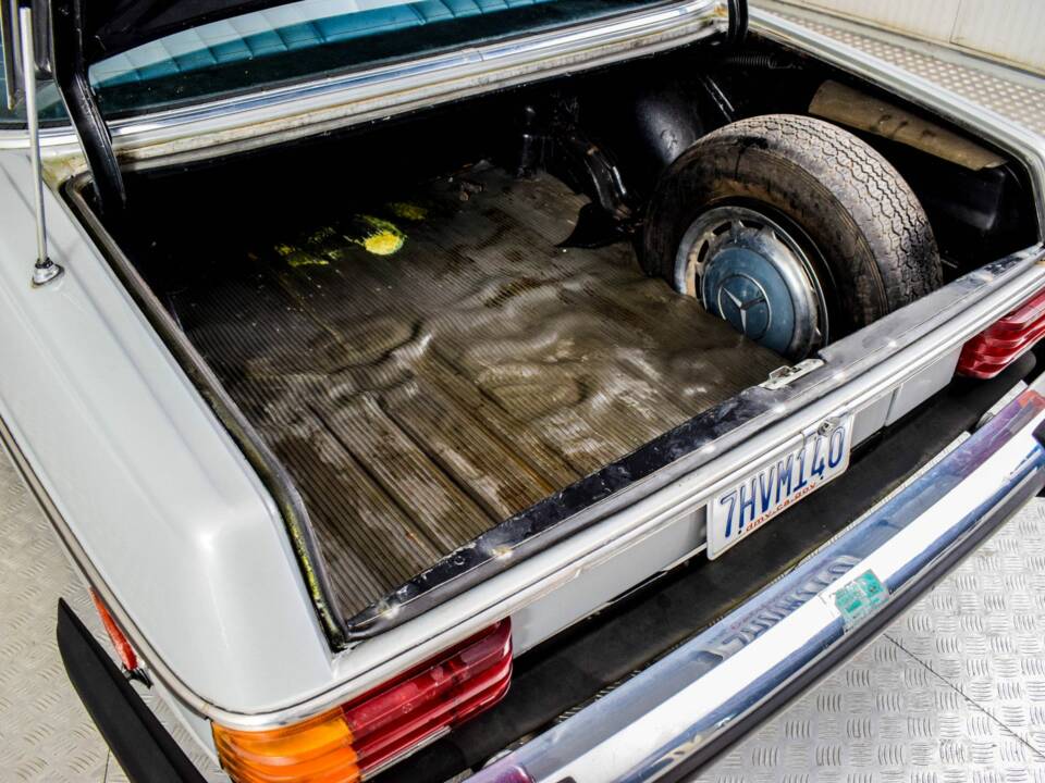 Image 22/50 of Mercedes-Benz 240 D (1976)