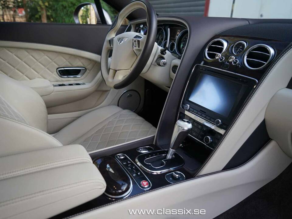 Image 20/28 of Bentley Continental GT V8 (2016)