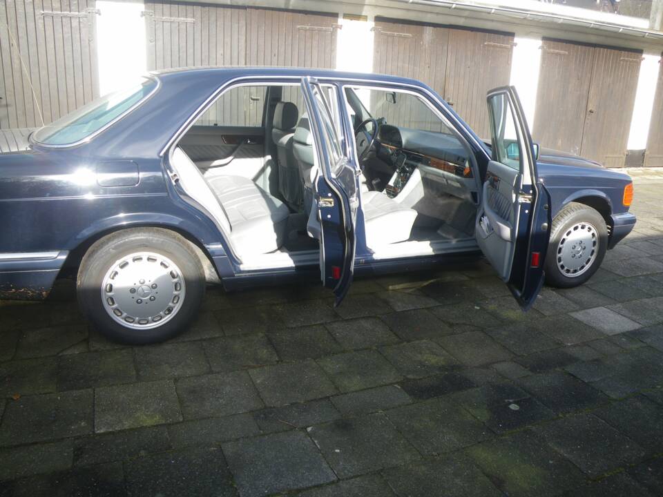 Image 4/6 of Mercedes-Benz 300 SE (1990)
