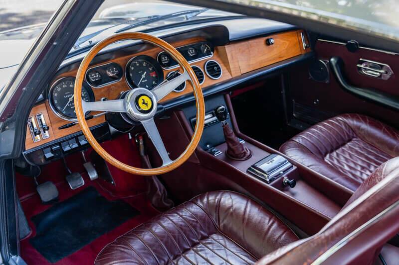 Image 2/49 de Ferrari 330 GT 2+2 (1966)