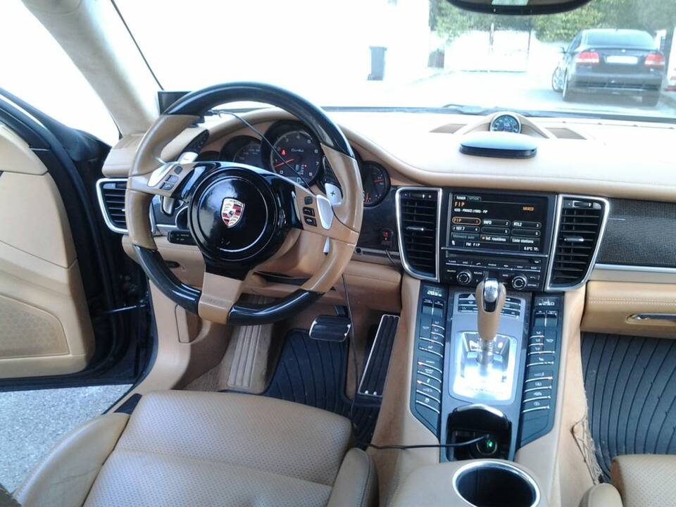 Image 2/8 of Porsche Panamera Turbo (1900)