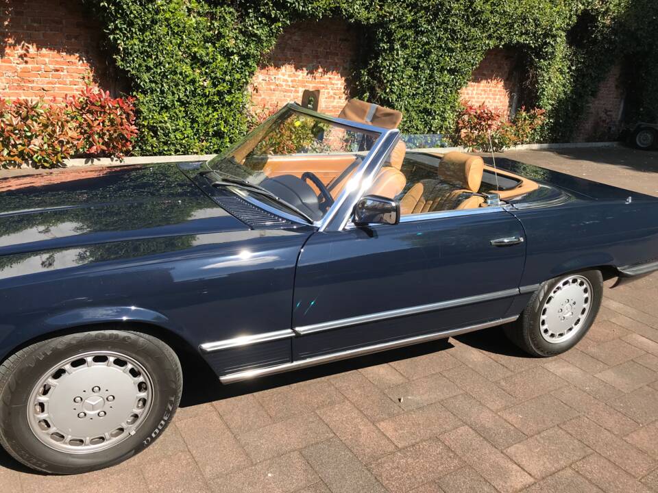 Image 8/53 de Mercedes-Benz 380 SL (1988)