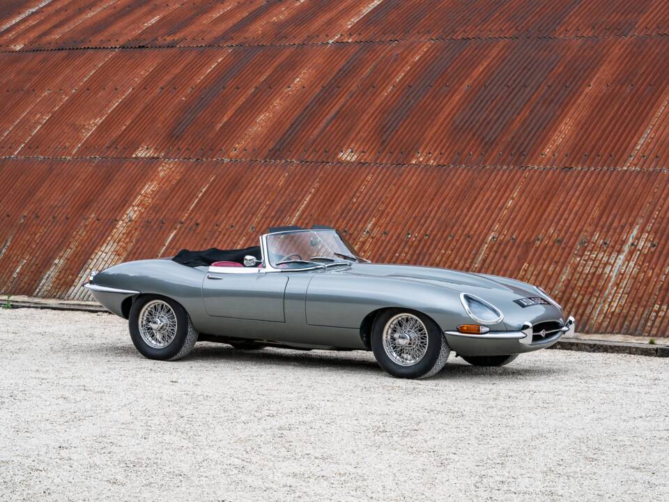 Image 5/34 de Jaguar E-Type (1968)