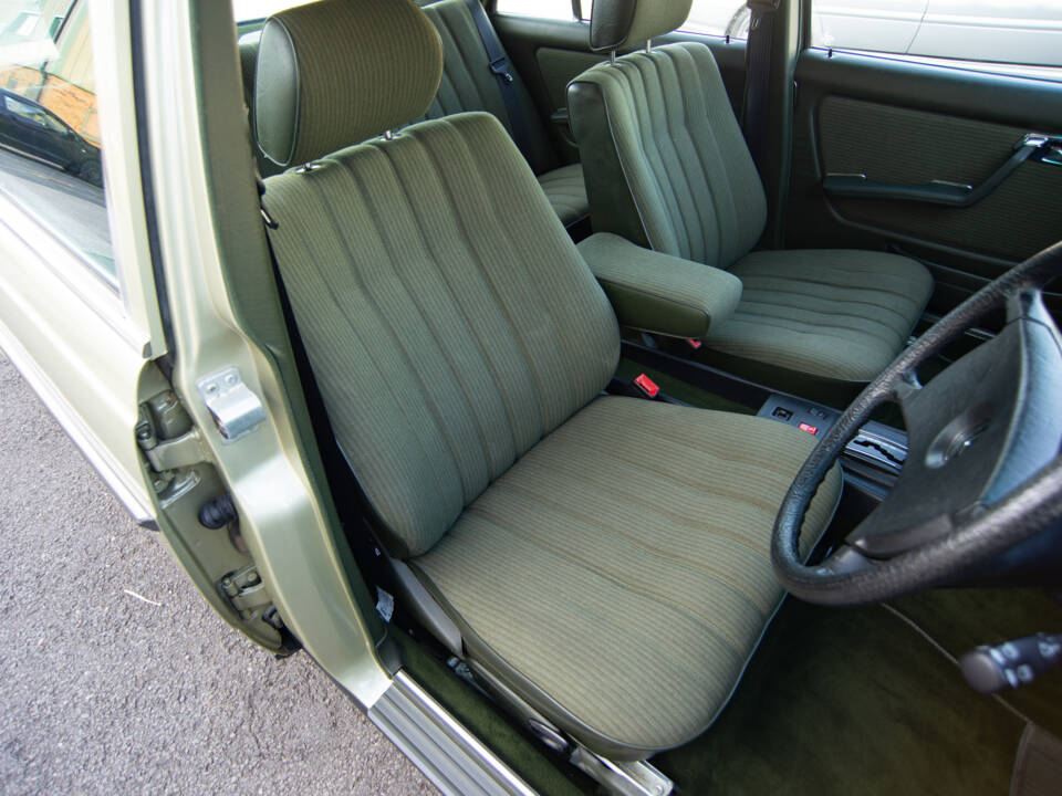 Immagine 10/29 di Mercedes-Benz 280 E (1983)