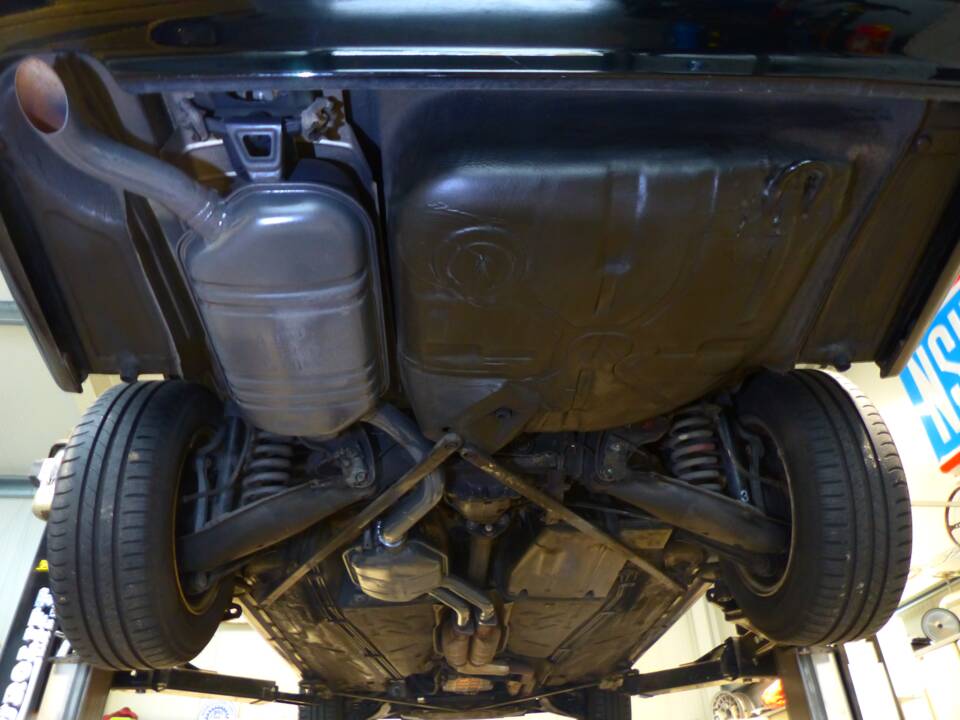 Image 21/83 de Mercedes-Benz E 220 (1996)