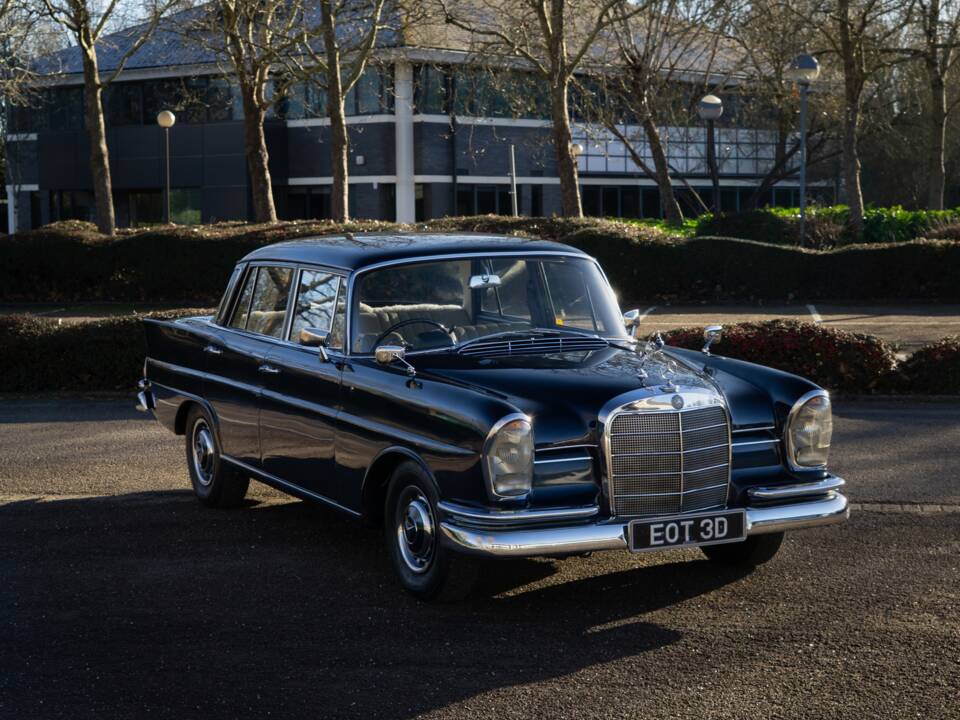 Image 13/29 de Mercedes-Benz 220 SE b (1966)