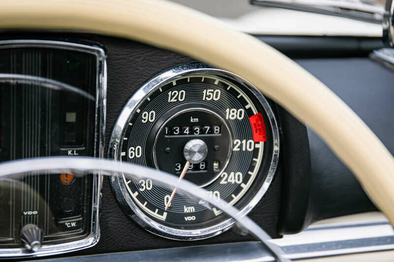 Immagine 8/29 di Mercedes-Benz 300 SL (1999)