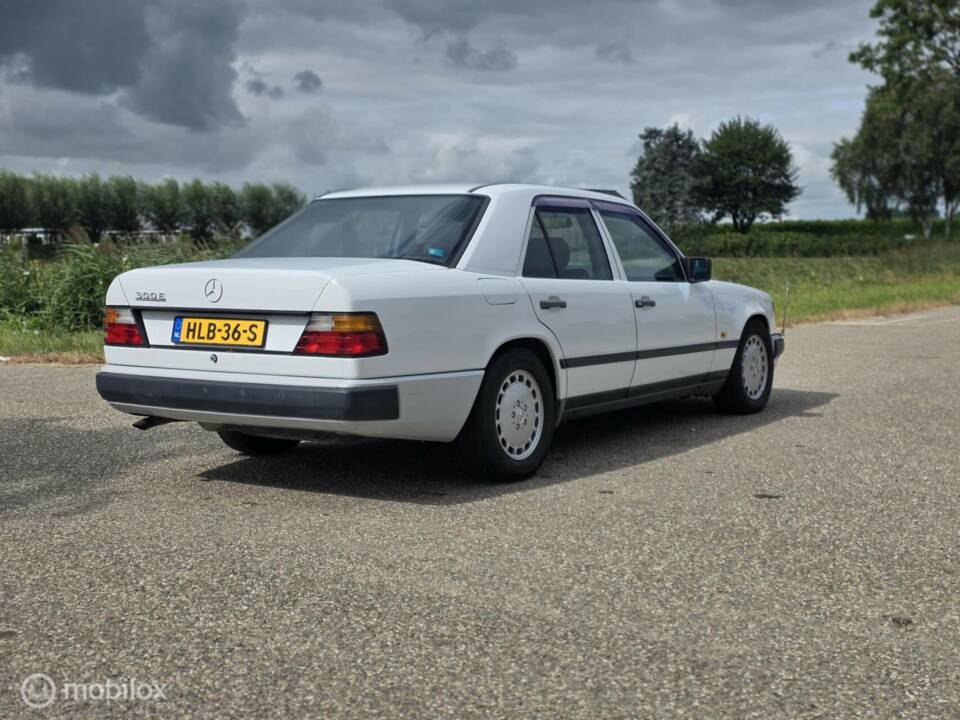 Afbeelding 7/42 van Mercedes-Benz 300 E (1986)