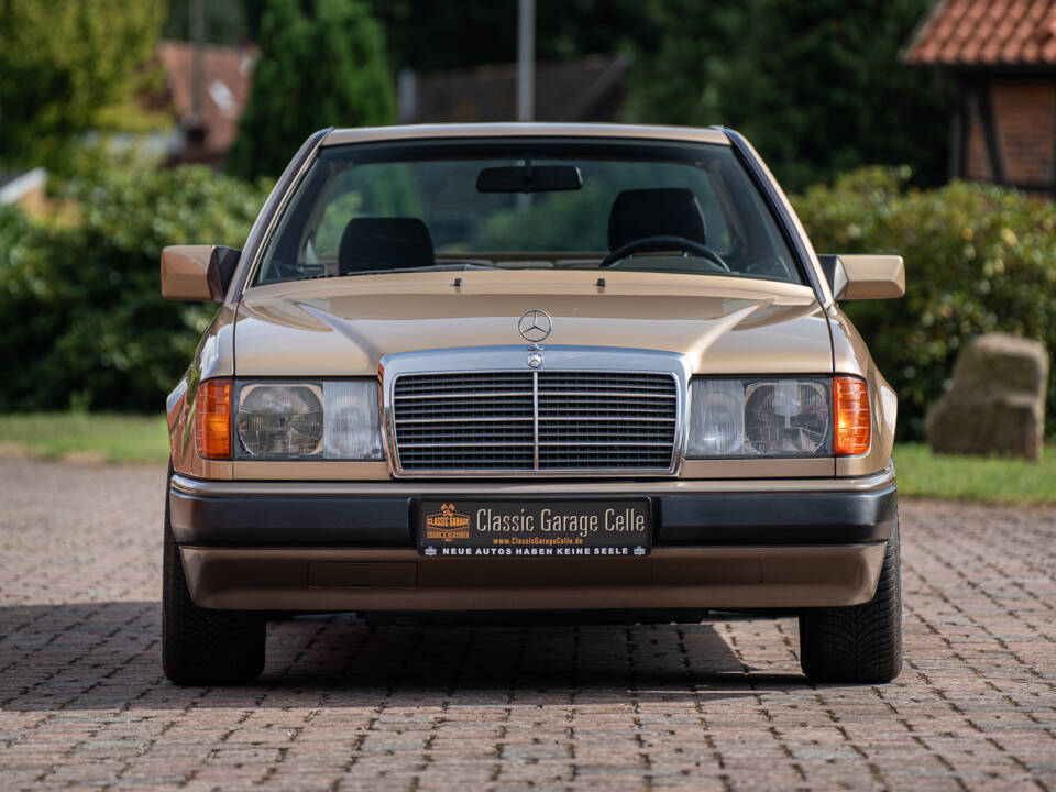 Image 6/40 of Mercedes-Benz 300 CE (1987)