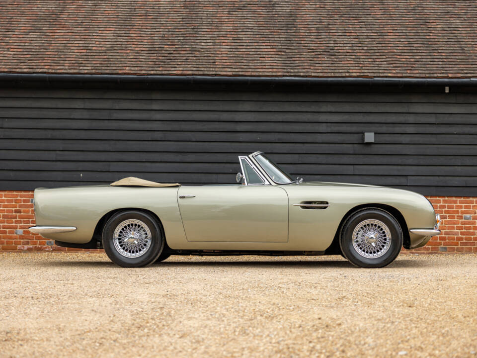 Immagine 2/57 di Aston Martin DB 6 Volante (1969)