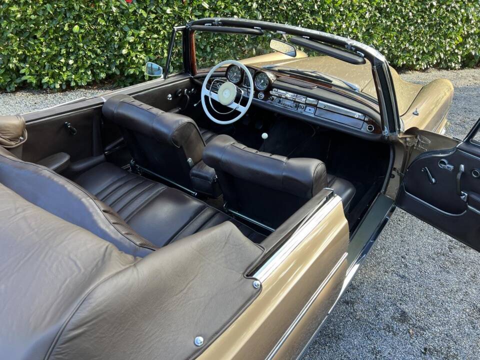 Image 17/22 of Mercedes-Benz 220 SE b (1963)