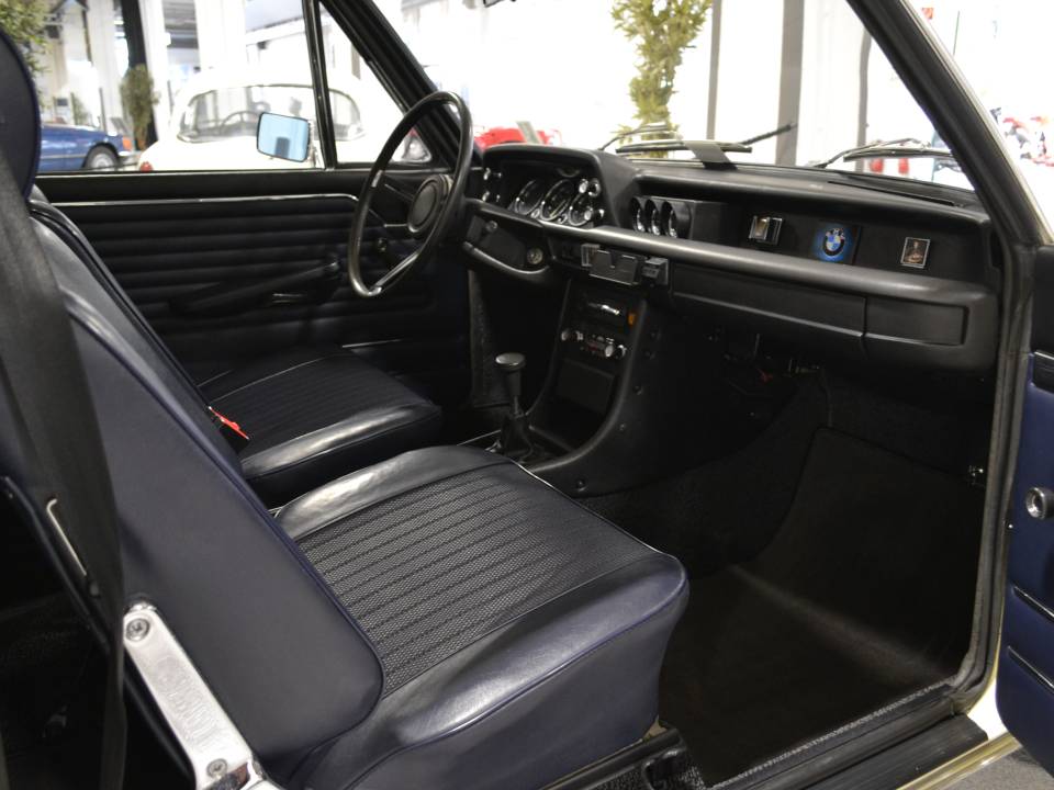 Image 20/23 of BMW Touring 2000 tii (1974)