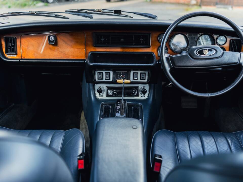 Imagen 31/50 de Jaguar XJ 6 4.2 (1982)