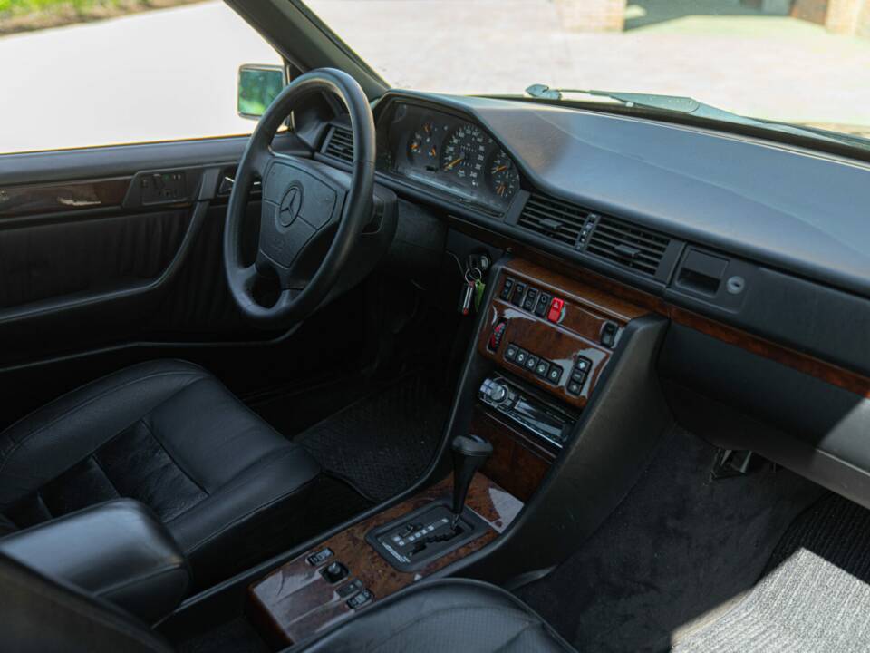 Immagine 21/44 di Mercedes-Benz 200 TE (1992)