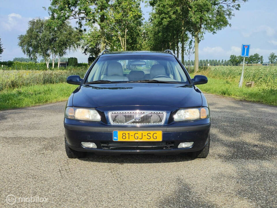 Image 12/28 of Volvo V 70 2.4 (2000)