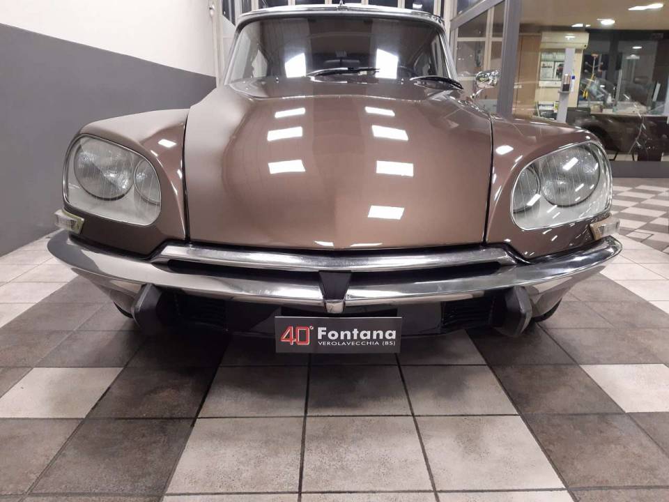 Image 2/15 of Citroën DS 20 (1971)